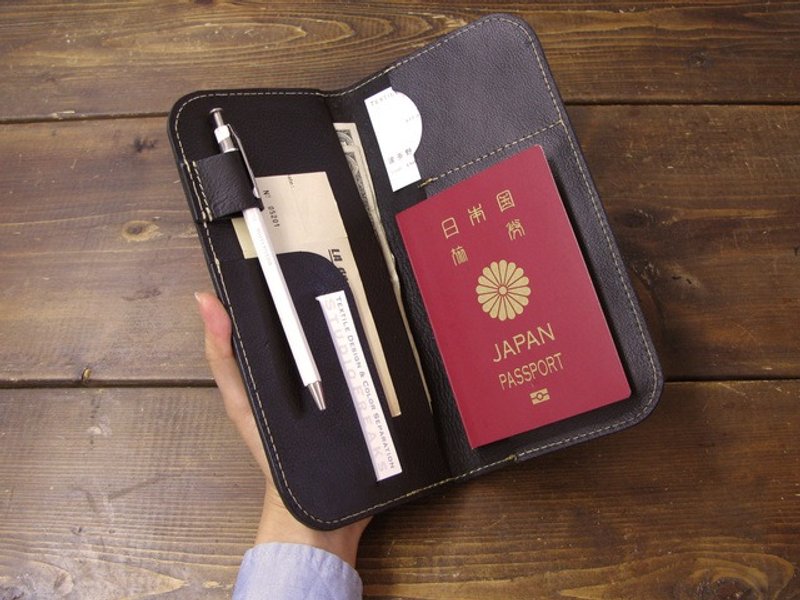Leather passport holder (Black) - 行李箱/行李箱保护套 - 真皮 黑色