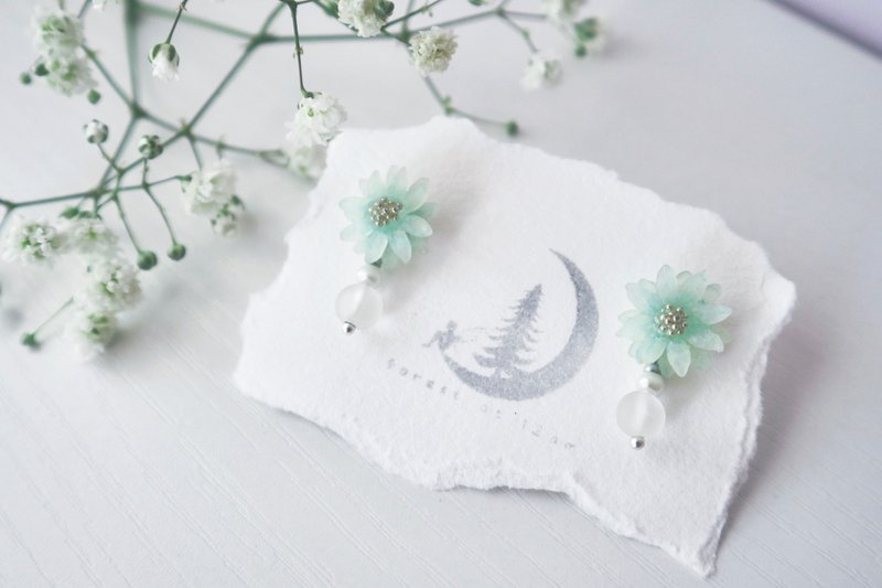 午夜的森林。磨砂半透小雏菊耳钉。水色 - 耳环/耳夹 - 粘土 蓝色