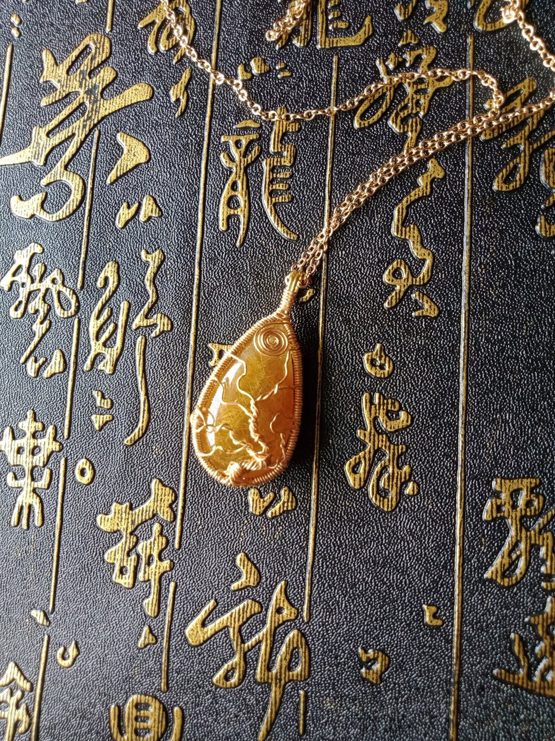 佚名山河。项链。钛晶。金属编织。附仿皮绳 - 项链 - 宝石 金色