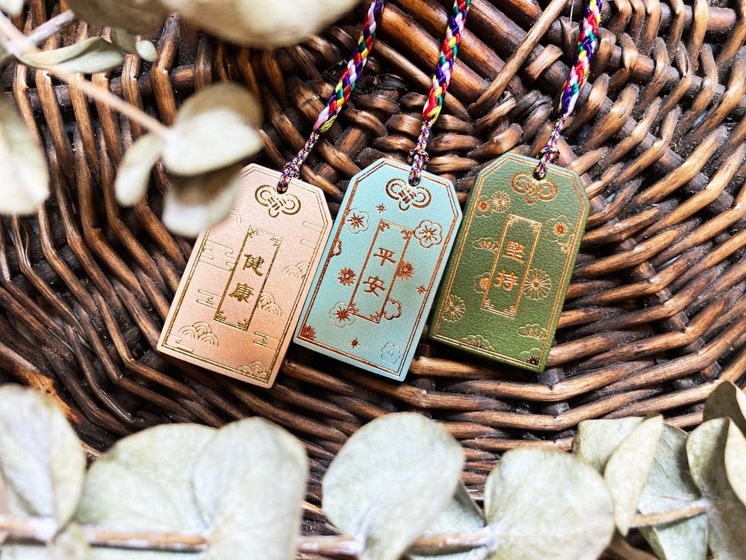 #成品制造 星闪闪小御守吊饰 日式omamori 手机挂饰 祝福语 礼物 - 钥匙链/钥匙包 - 真皮 多色