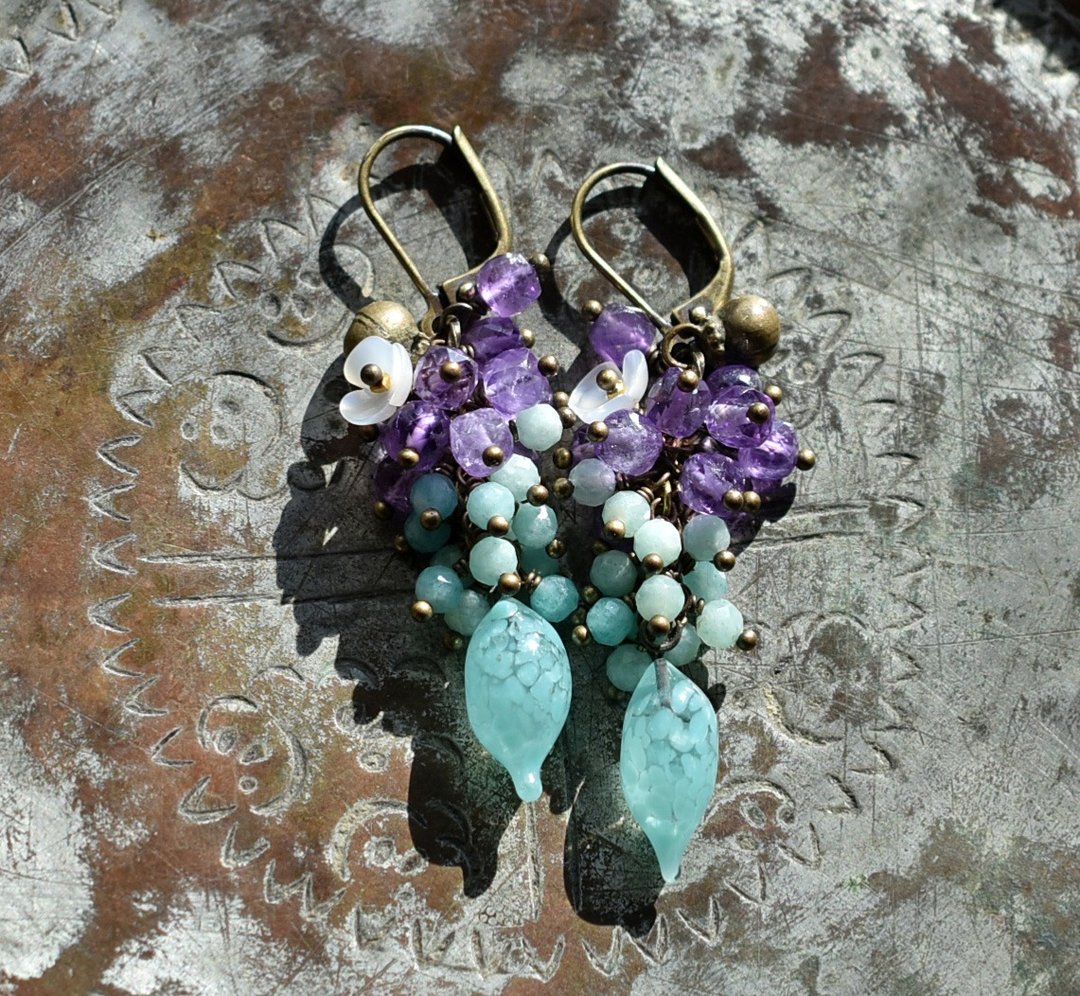 法国 Antique 吹制玻璃与饱满 Amazonite 和紫水晶、白蝶贝小花、民族铃铛耳环 - 耳环/耳夹 - 玻璃 蓝色