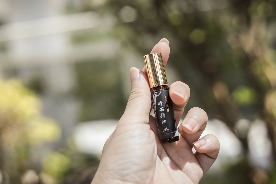 【高级木质调】顶级台湾原生桧木精油 5ml 滚珠瓶 限量插画家联名款 - 香薰/精油/线香 - 精油 