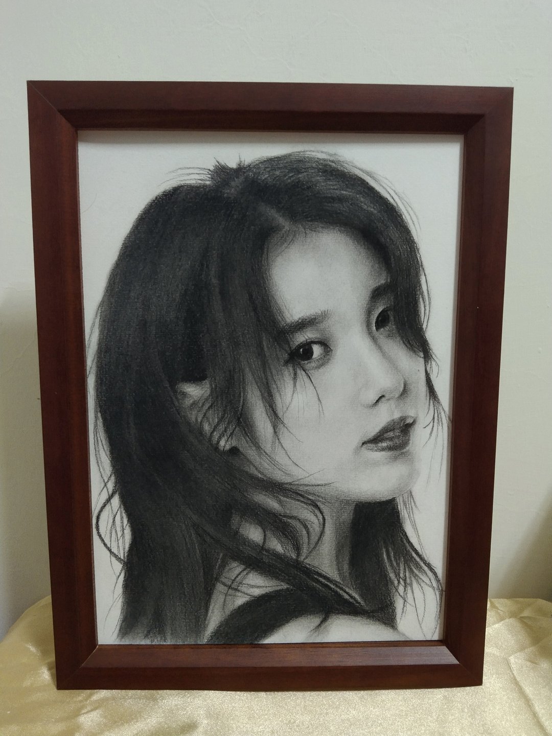炭精笔素描 / 人像素描 / 女性半身 / 含框 - 订制画像 - 纸 