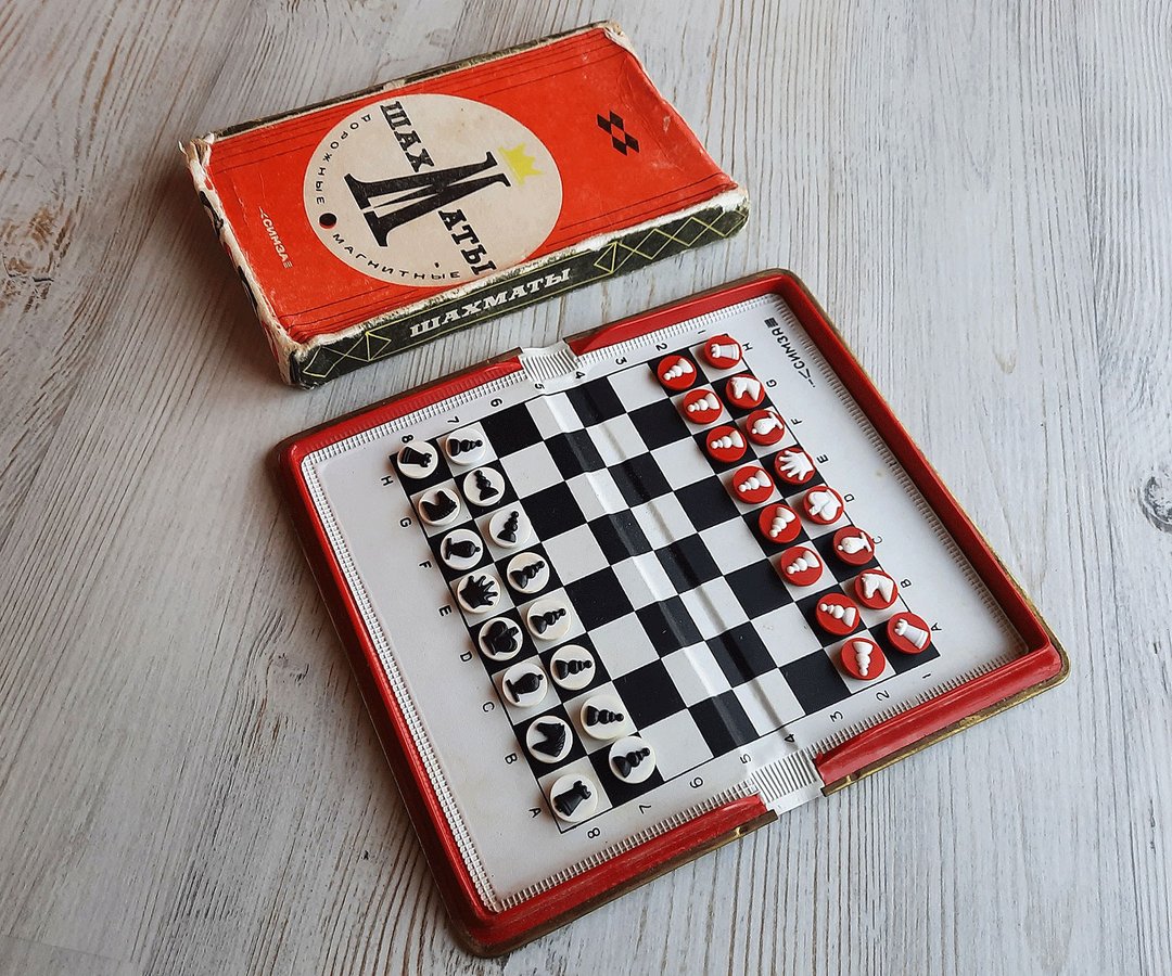 Soviet magnetic travel chess SIMZA - vintage Russian magnet pocket chess - 桌游/玩具 - 其他材质 红色