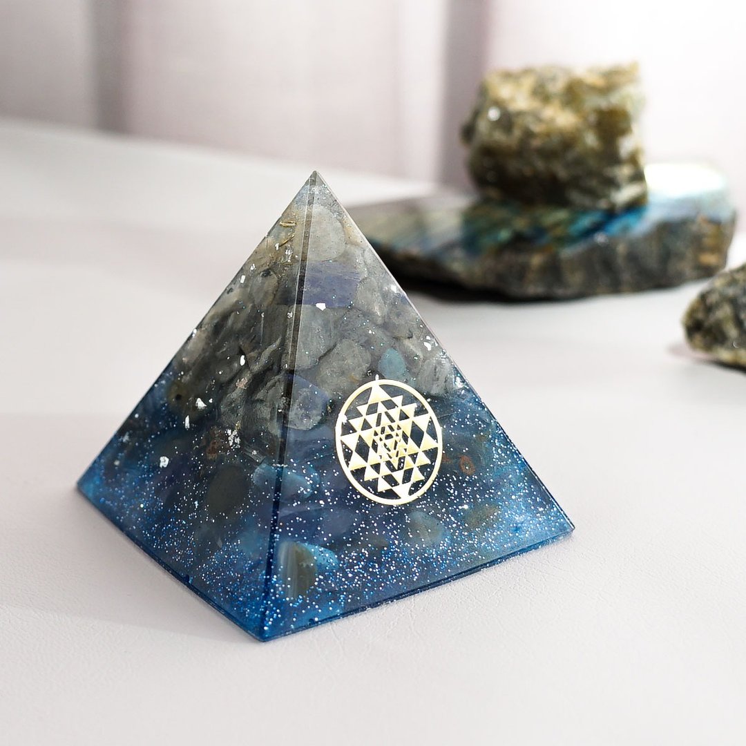 预订【拉长石、蓝玛瑙】奥根水晶能量金字塔Orgonite 6x6 cm - 摆饰 - 水晶 灰色