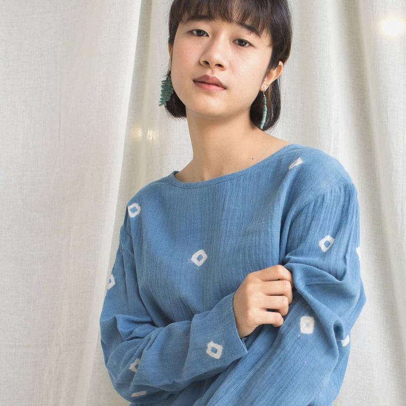 linnil: Indigo dot long-sleeve shirt / natural indigo dye / 100% cotton - 女装上衣 - 棉．麻 蓝色