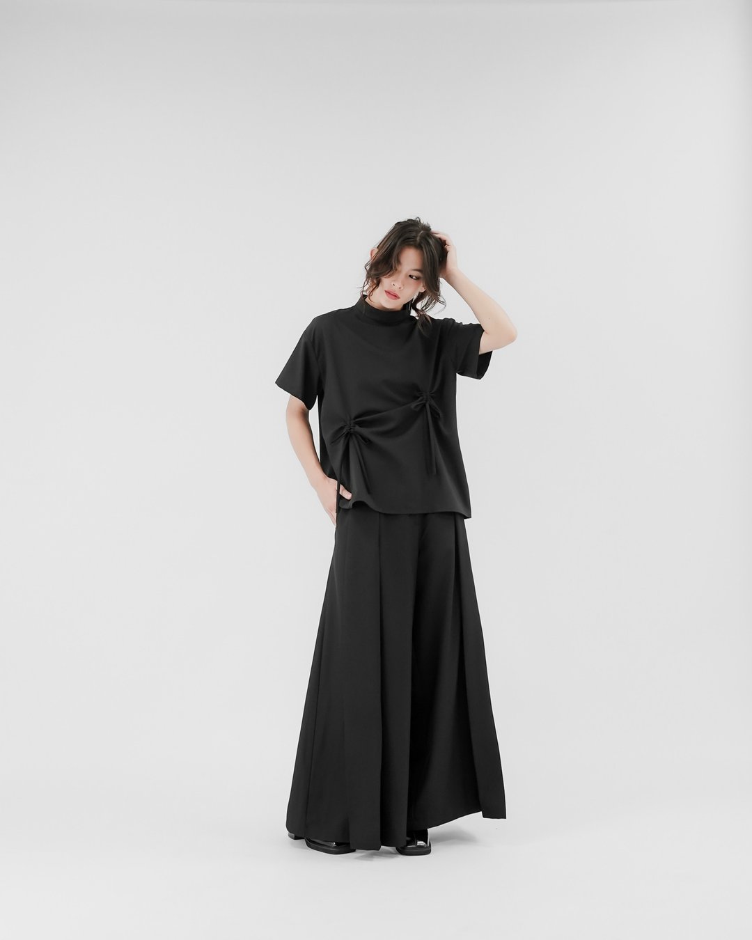 MUKK DESIGN 抽绳立领短袖上衣 - 女装 T 恤 - 聚酯纤维 黑色
