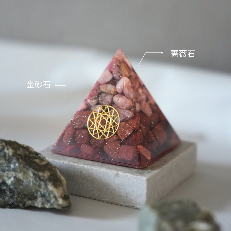 【蔷薇石、金砂石】奥根水晶能量金字塔Orgonite 6x6 cm - 摆饰 - 水晶 多色