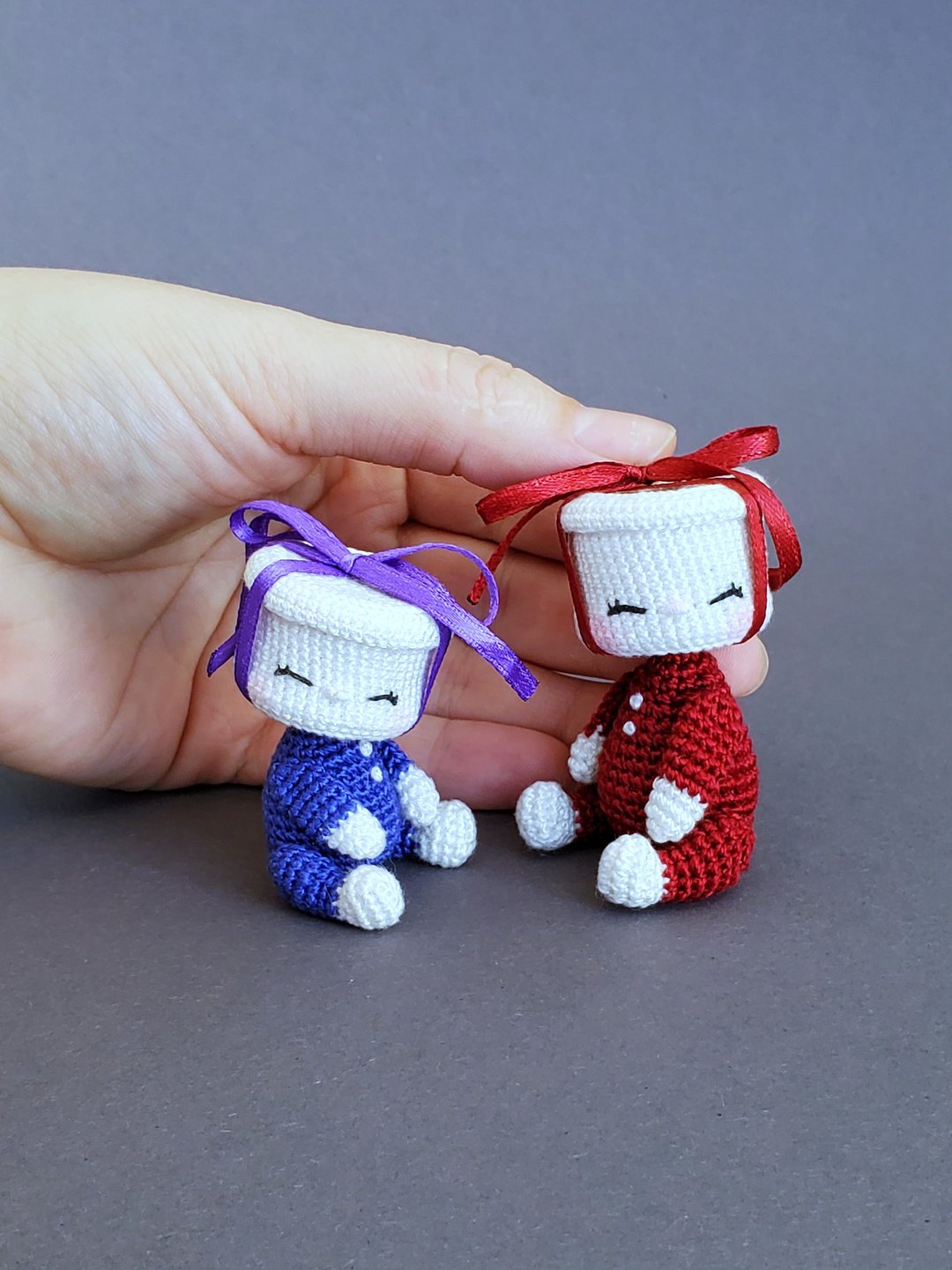 Miniature crocheted gift box. Surprise box for micro figurine. Earrings box. - 玩偶/公仔 - 棉．麻 蓝色