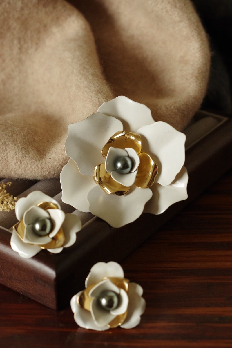 古董SARAH COV 白珐琅花别针夹式耳环套组 Camellia 1962 - 胸针 - 其他金属 金色