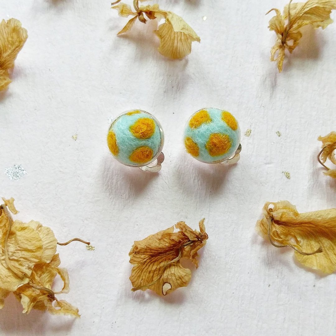 蓝蘑菇 15mm手作羊毛毡耳环 可改耳夹 - 耳环/耳夹 - 羊毛 蓝色