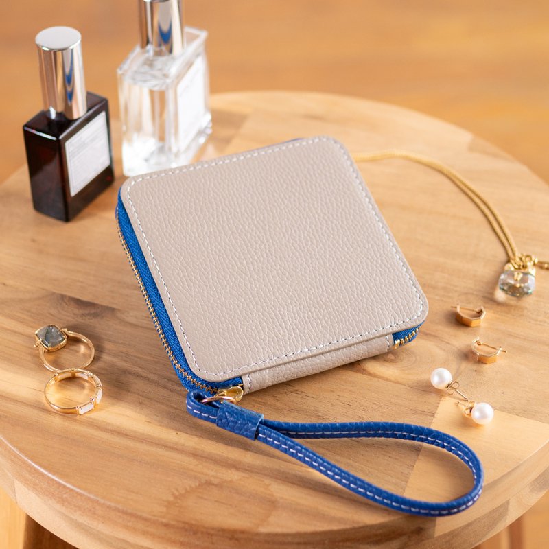 真皮挂绳饰品收纳包 灰褐色&蓝色 - 化妆包/杂物包 - 真皮 卡其色