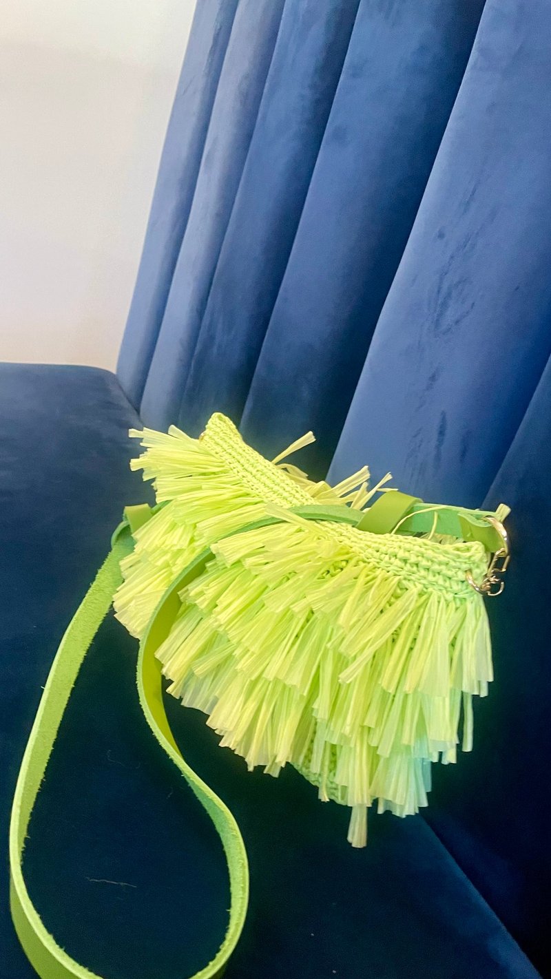 Firefly 包 包款缀有流苏 手工编织拉菲草包 搭配真皮提把 - 手提包/手提袋 - 聚酯纤维 绿色