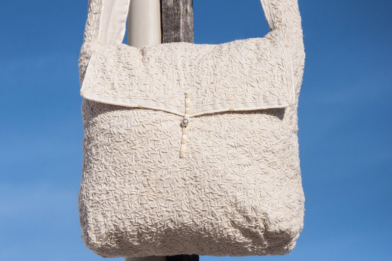 手缝纯棉布斜背包 刺绣侧背包 手工刺绣肩背包 手缝白色包-几何风 - 侧背包/斜挎包 - 棉．麻 白色