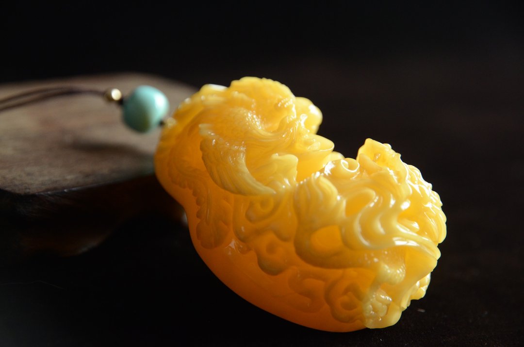【六合】Amber 天然琥珀蜜蜡 传统雕刻龙凤摆件 极品收藏传家 - 吊饰 - 宝石 黄色