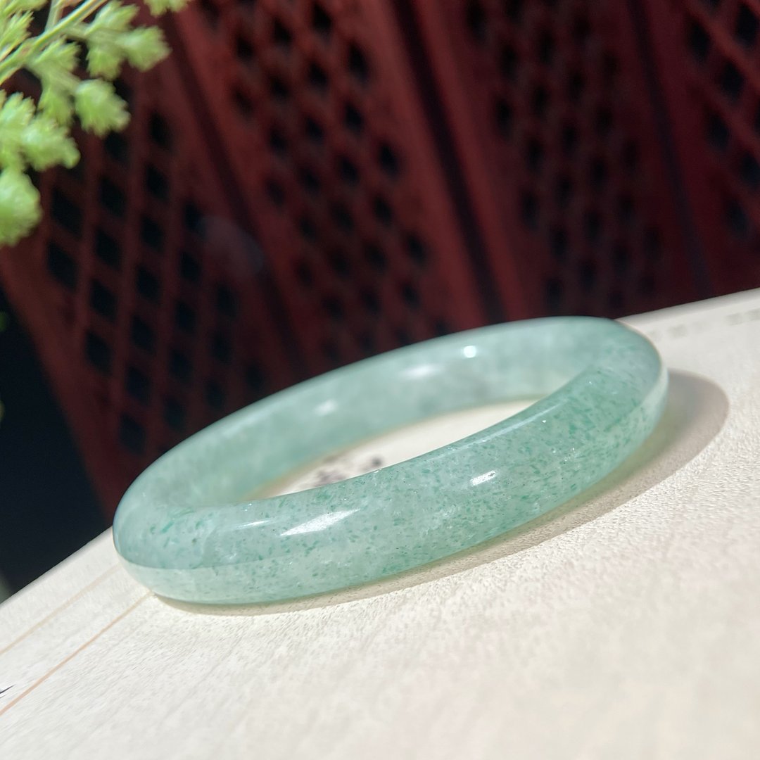 冰透星光白水晶手镯55+MM 共生绿云母圆条手环 唯美异象 水润天成 - 手链/手环 - 水晶 绿色
