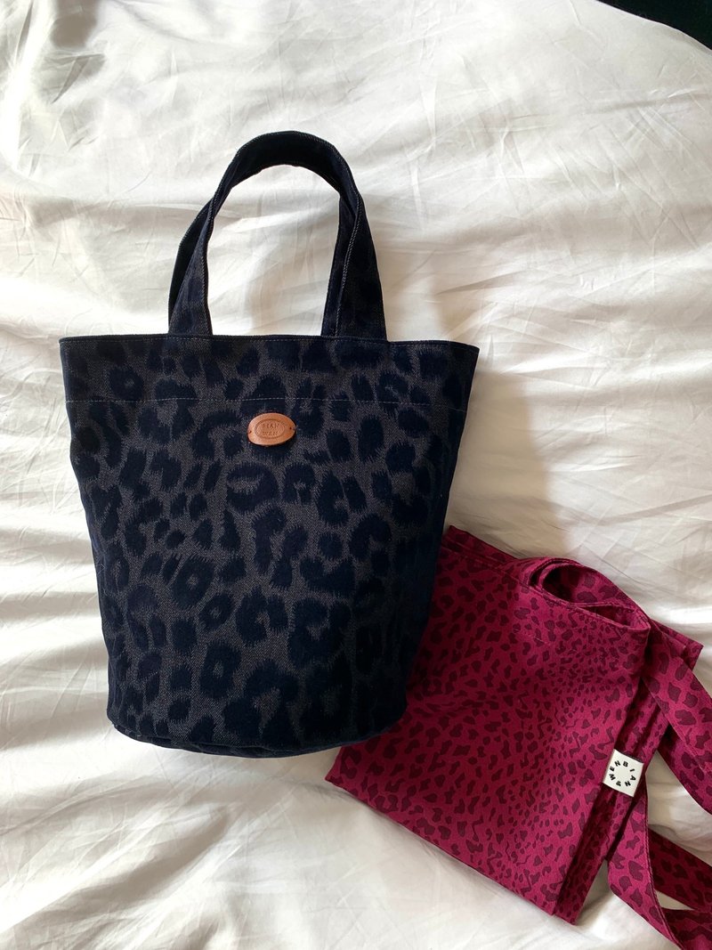 牛仔提花豹纹 百搭厚实圆底水桶小皮标手拎包袋 - 手提包/手提袋 - 棉．麻 