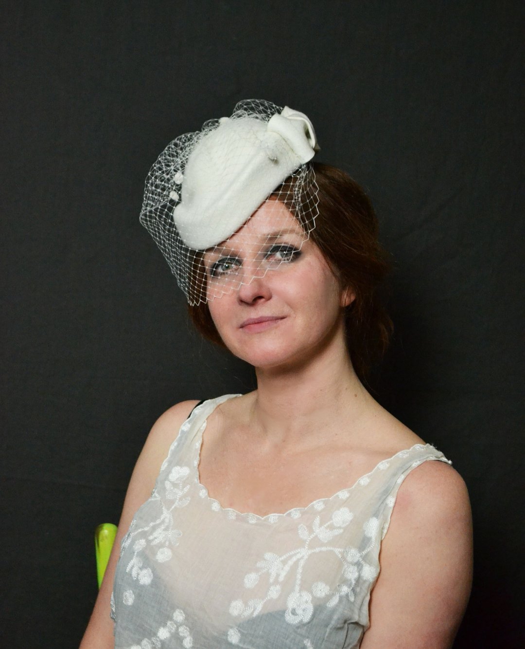 white fascinator hat, white wedding hat, fascinator hat with veil - 帽子 - 其他金属 白色