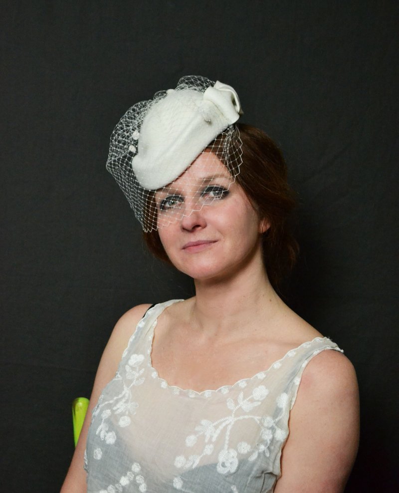 white fascinator hat, white wedding hat, fascinator hat with veil - 帽子 - 其他金属 白色