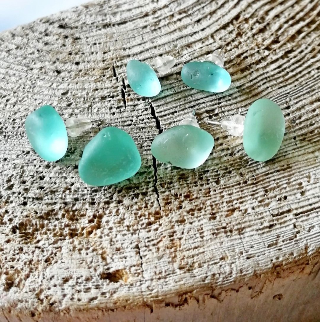 Sea Glass Stud Earrings 海玻璃耳環 Aqua Sea Glass Earrings 海廢飾品Blue Sea Glass Jewelry - 耳环/耳夹 - 玻璃 蓝色