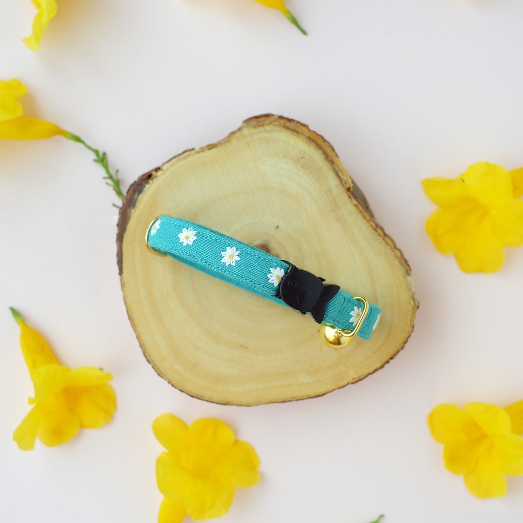 : MINI DAISIES : Pine green  - Handmade embroidered flower breakaway cat collar - 项圈/牵绳 - 棉 绿色