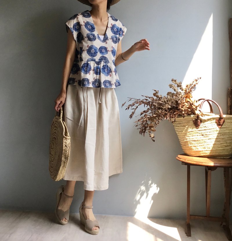 夏花/设计师印花布双层棉纱V领印花罩衫/小包袖上衣100%棉 - 女装背心 - 棉．麻 