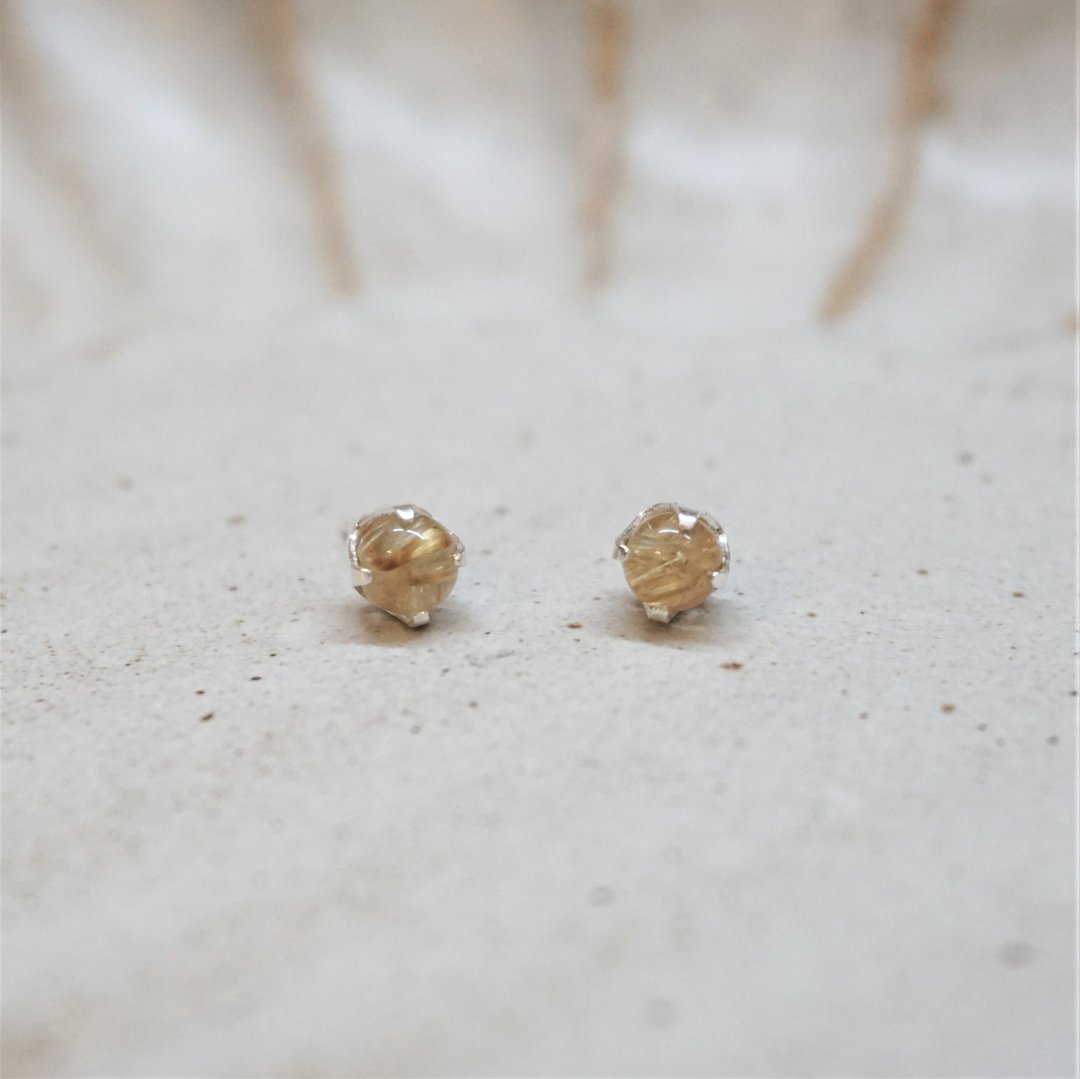 ll 4mm钛晶纯银耳环 ll 925纯银贴耳耳针 一对 ER-00039 - 耳环/耳夹 - 半宝石 金色