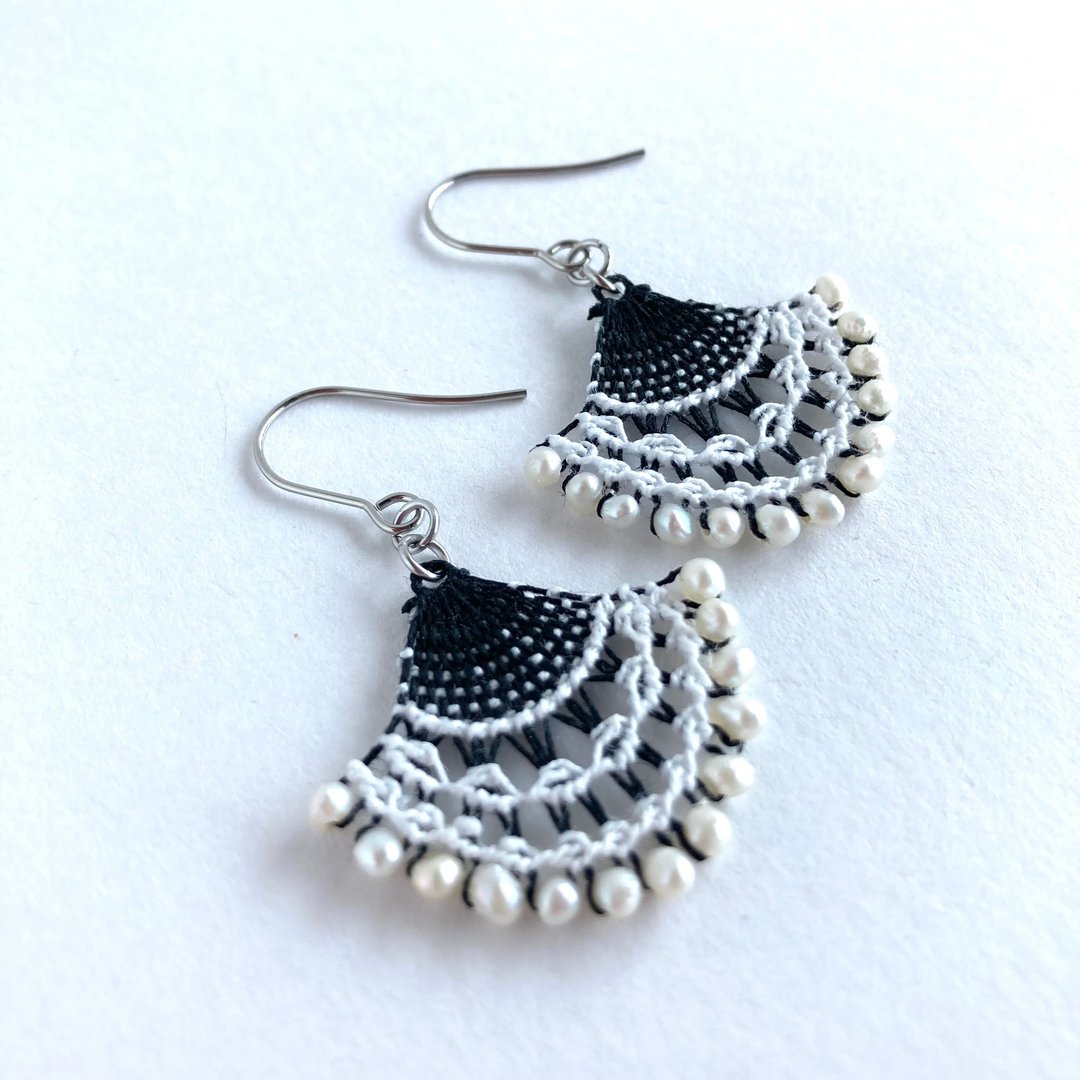 Black Lace Freshwater Pearl Earrings 黑色蕾丝淡水珍珠耳环 淡水珍珠串连接材耳环 Ñandutí 刺绣 - 耳环/耳夹 - 绣线 黑色