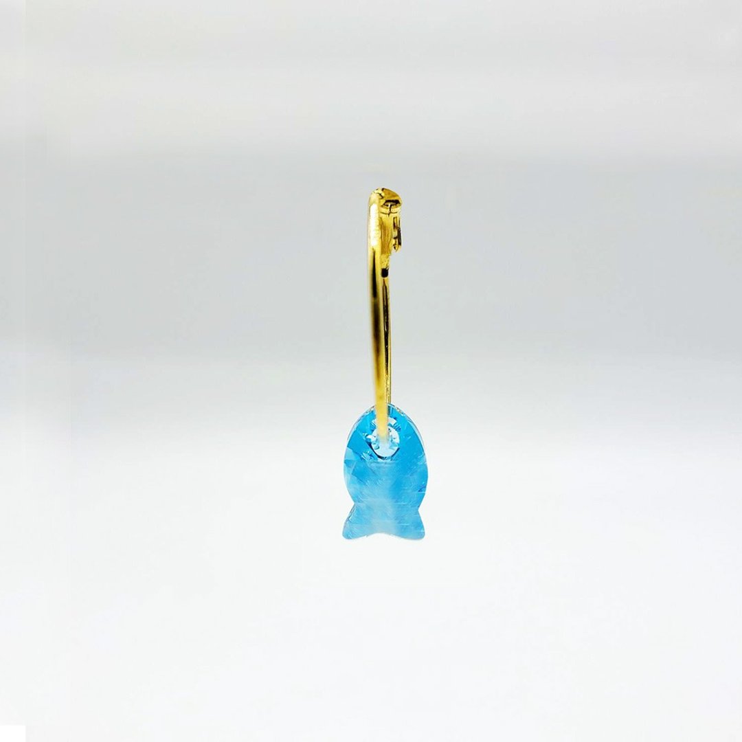 This single Swarovski crystal fish on a gold-toned earring is a mesmerizing stat - 耳环/耳夹 - 水晶 蓝色
