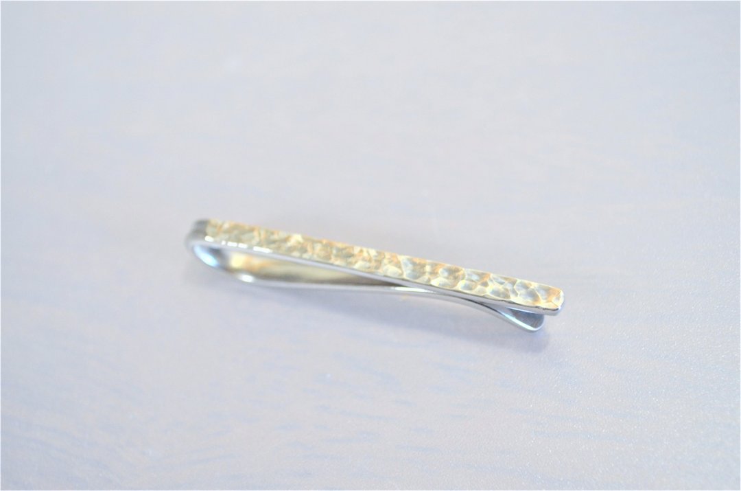 titanium tie bar・pure titanium tie pin・round hammered blue Silver・C - 领带/领带夹 - 其他金属 银色