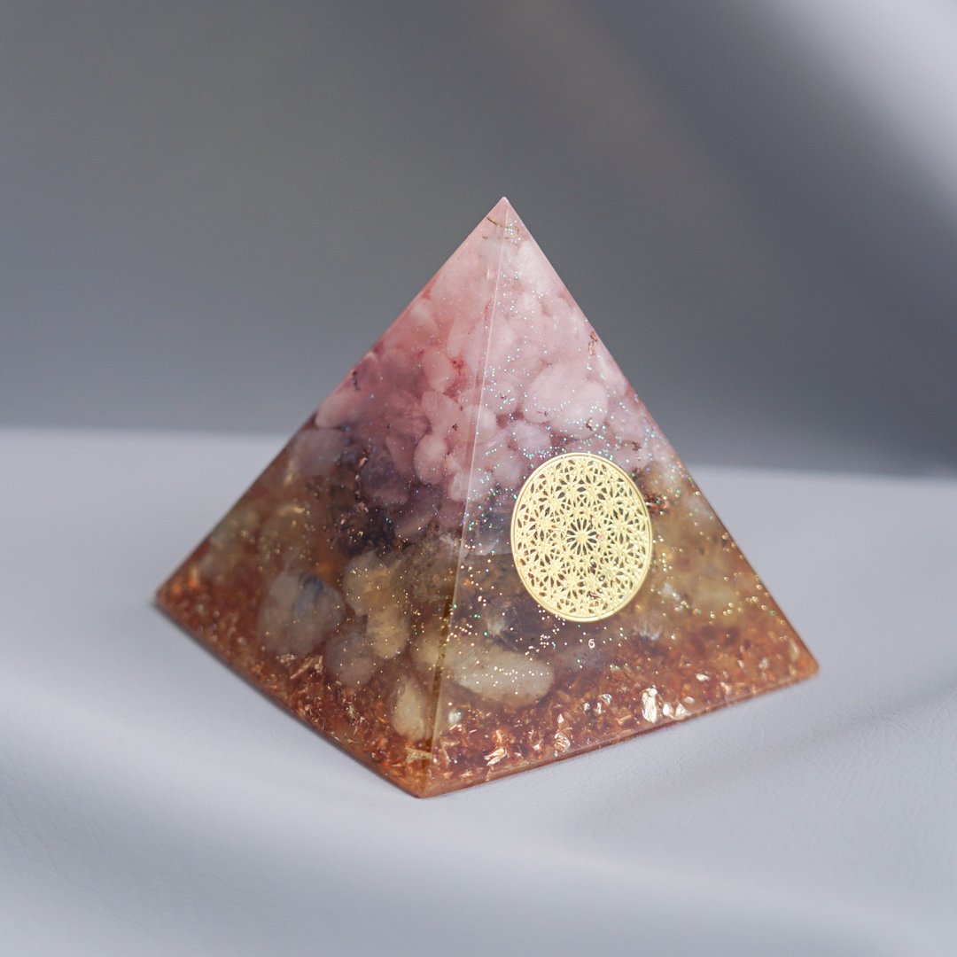 预订【粉晶、金发晶】奥根水晶能量金字塔Orgonite 6x6 cm - 摆饰 - 水晶 粉红色