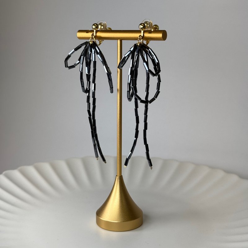 慵懒双层蝴蝶结 玻璃珠手工耳环(耳针耳夹) 曜黑 cindyandtong - 耳环/耳夹 - 琉璃 黑色