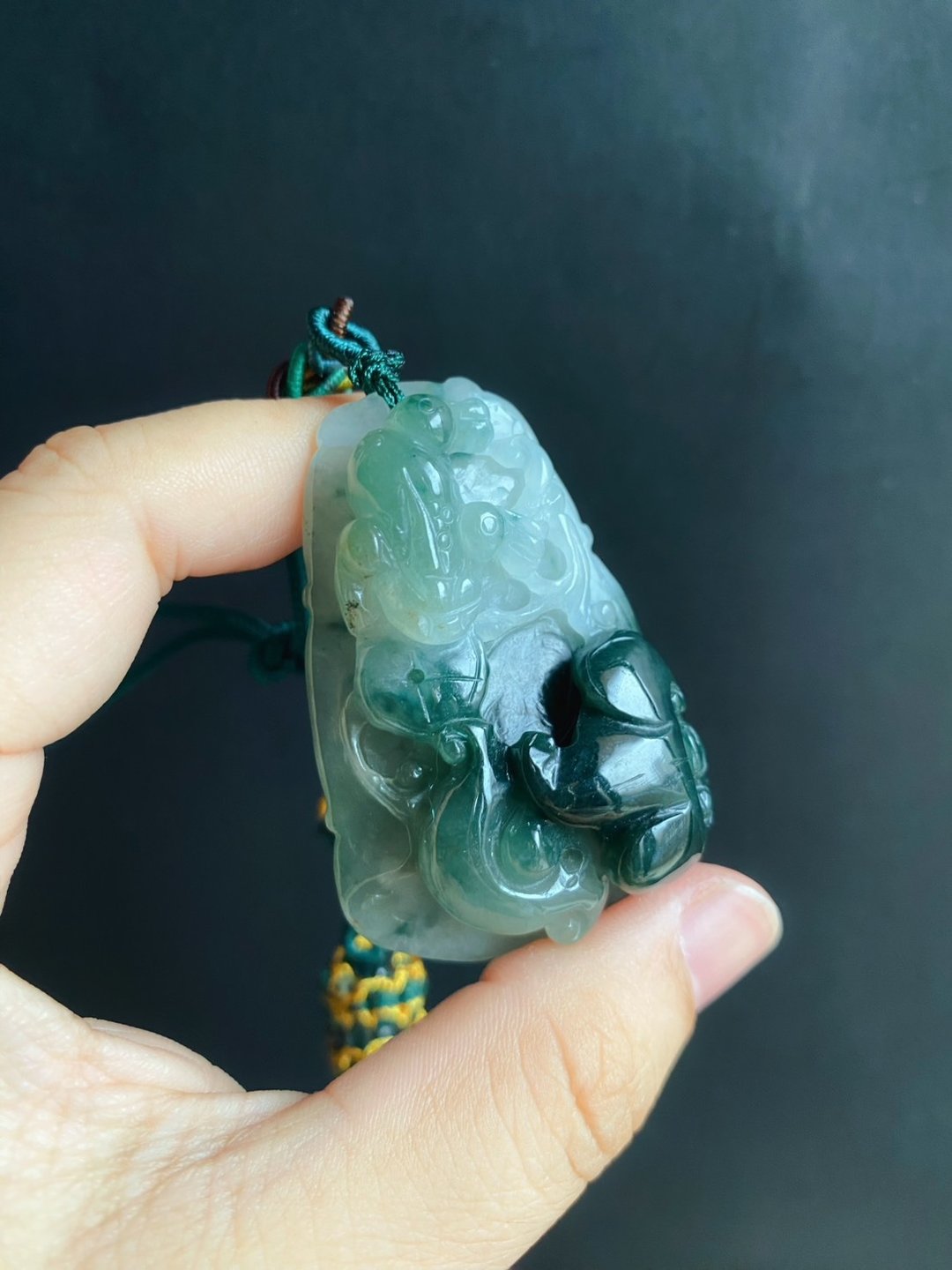 天然缅甸玉 翡翠 如意 飘花巧雕 三脚金蟾 招财进宝 挂饰 包挂 - 吊饰 - 玉石 绿色