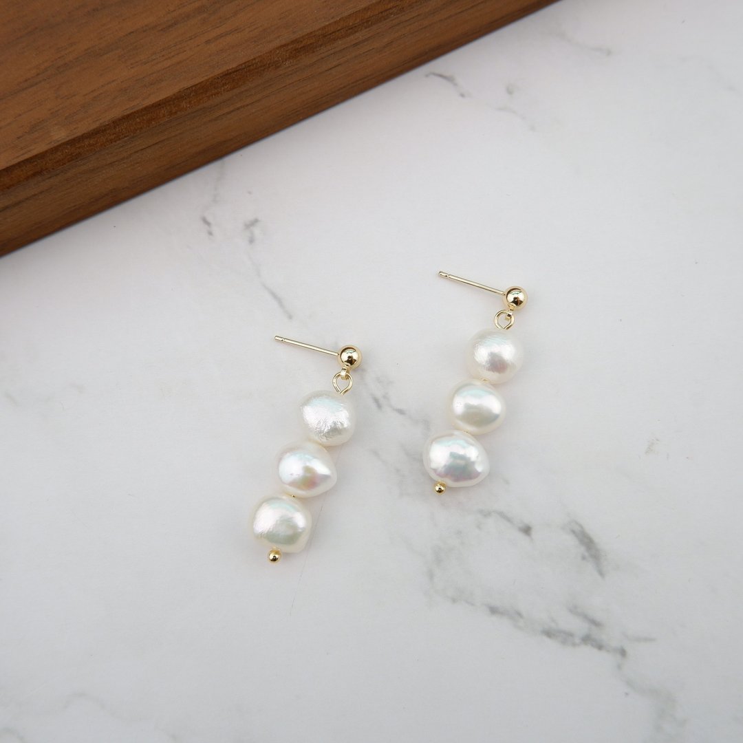 Freshwater Pearl  dangle earrings - 耳环/耳夹 - 珍珠 白色