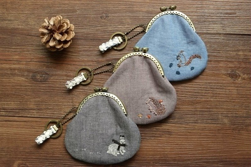 [果实与脚印] 手工刺绣小动物 森林系口金包硬币零钱包 - 零钱包 - 棉．麻 卡其色