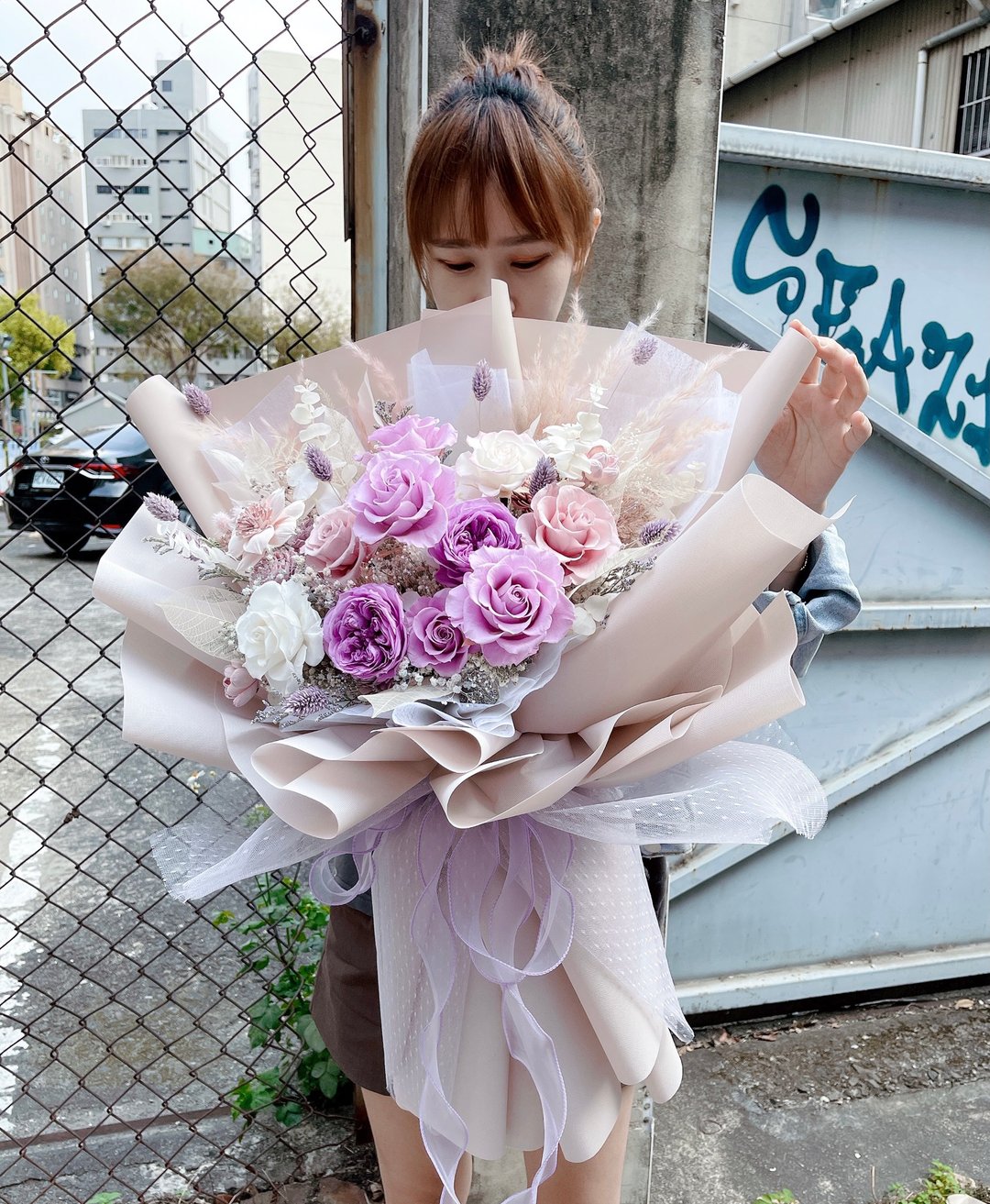 玫瑰人生 永生花 求婚大花束 11朵 永生玫瑰 紫玫瑰 - 干燥花/捧花 - 植物．花 紫色