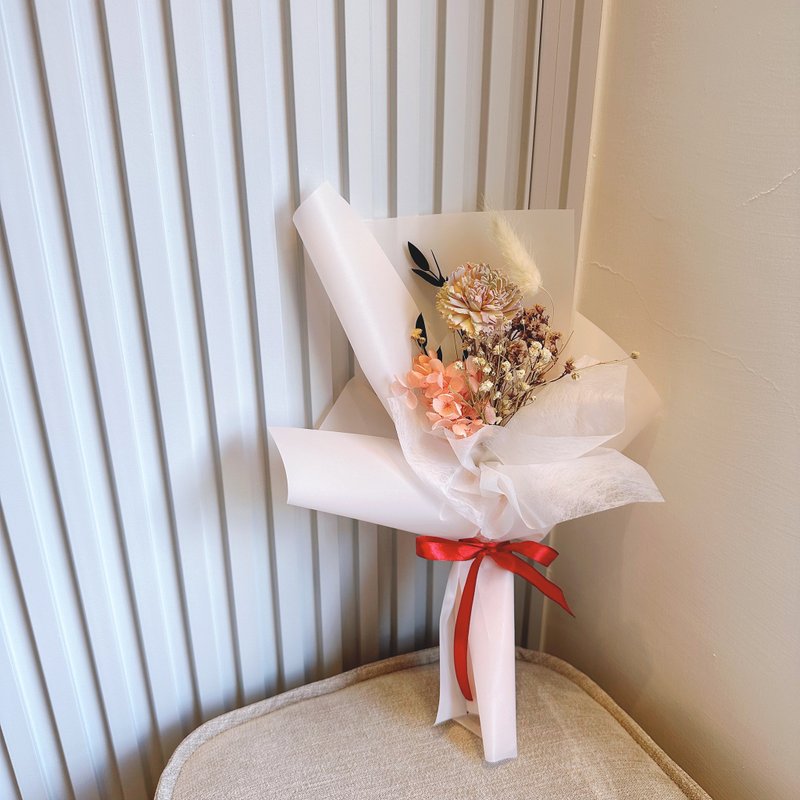 母亲节中花束。母亲节花束。花束。康乃馨。母亲节花礼 - 干燥花/捧花 - 植物．花 