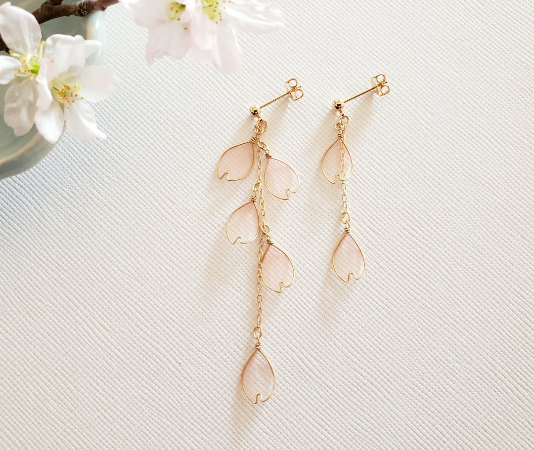cherry blossoms petal pierced earrings or clip-on earrings - 耳环/耳夹 - 树脂 粉红色