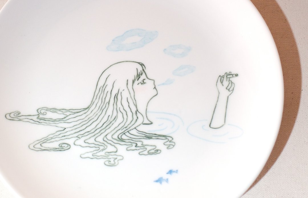 抽菸海藻少女－插画白瓷盘 - 盘子/餐盘/盘架 - 瓷 白色