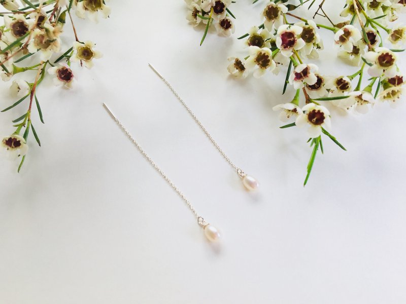 珍珠纯银耳环 纯白小花摇摆耳链 无电镀抗过敏 附拭银布、硅胶耳塞 - 耳环/耳夹 - 宝石 白色