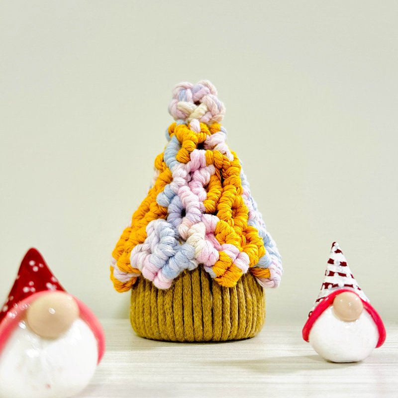 【手工制作】钩针圣诞树 耳环陈列 圣诞摆设 附圣诞灯串１条 - 摆饰 - 棉．麻 多色