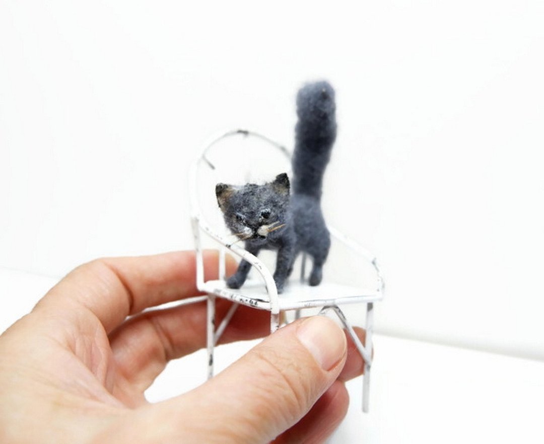 A little gray and blue cat for the dollhouse collector and cat lover. - 玩偶/公仔 - 羊毛 灰色