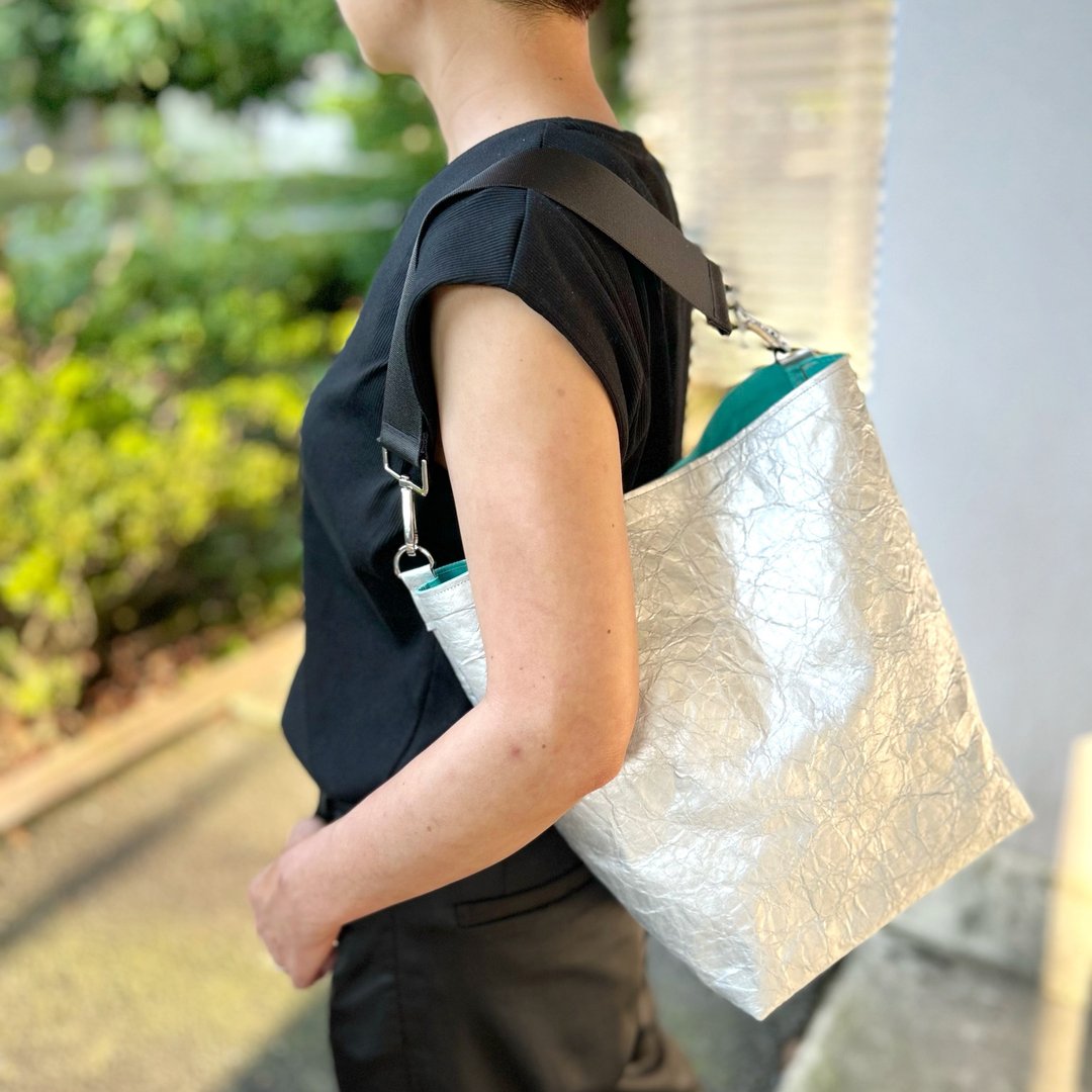 【东京直送】特殊材质环保斜背包 银 × 绿松石蓝 × 黑 手工制作 - 侧背包/斜挎包 - 防水材质 银色