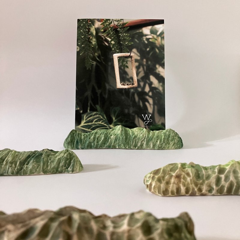 Wendyyu【山座】青翠绿－明信片 名片座 陶瓷 装饰道具 圣诞礼物 - 名片架/名片座 - 陶 绿色