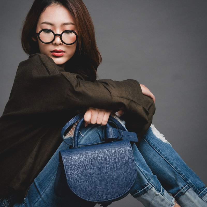 Semi Circle cross body bag 半圆形斜背包 - 手提包/手提袋 - 人造皮革 蓝色