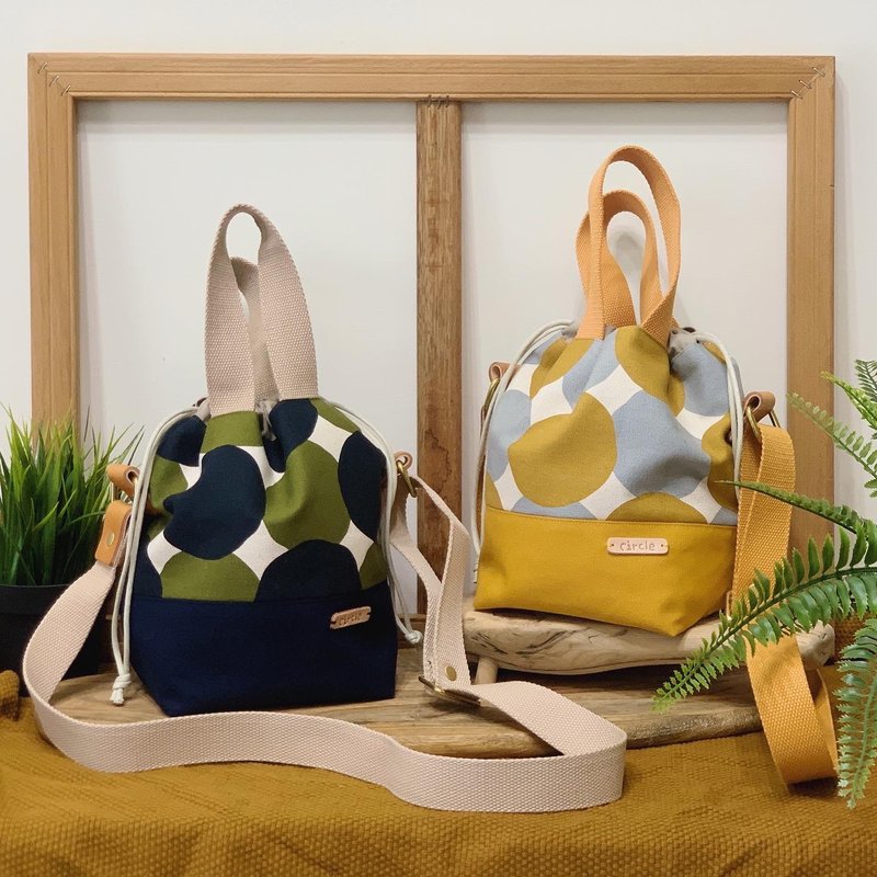 束口手提斜背包 -【 卡通人生 】 - 侧背包/斜挎包 - 棉．麻 多色