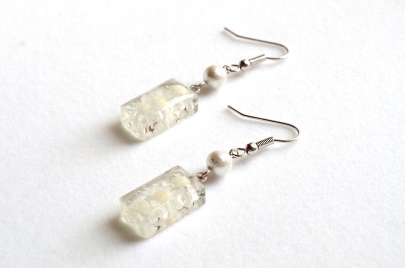 树脂艺术 郁金香与棉珍珠耳环・白色・银色 - 耳环/耳夹 - 树脂 白色