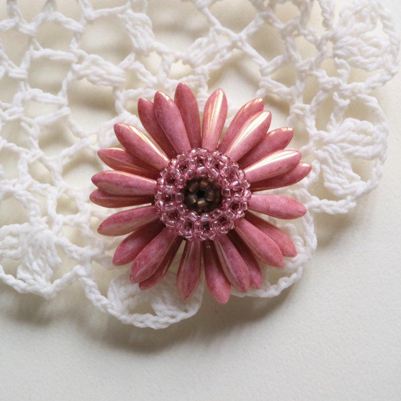 Gerbera Brooch Gold pink - 胸针 - 玻璃 粉红色