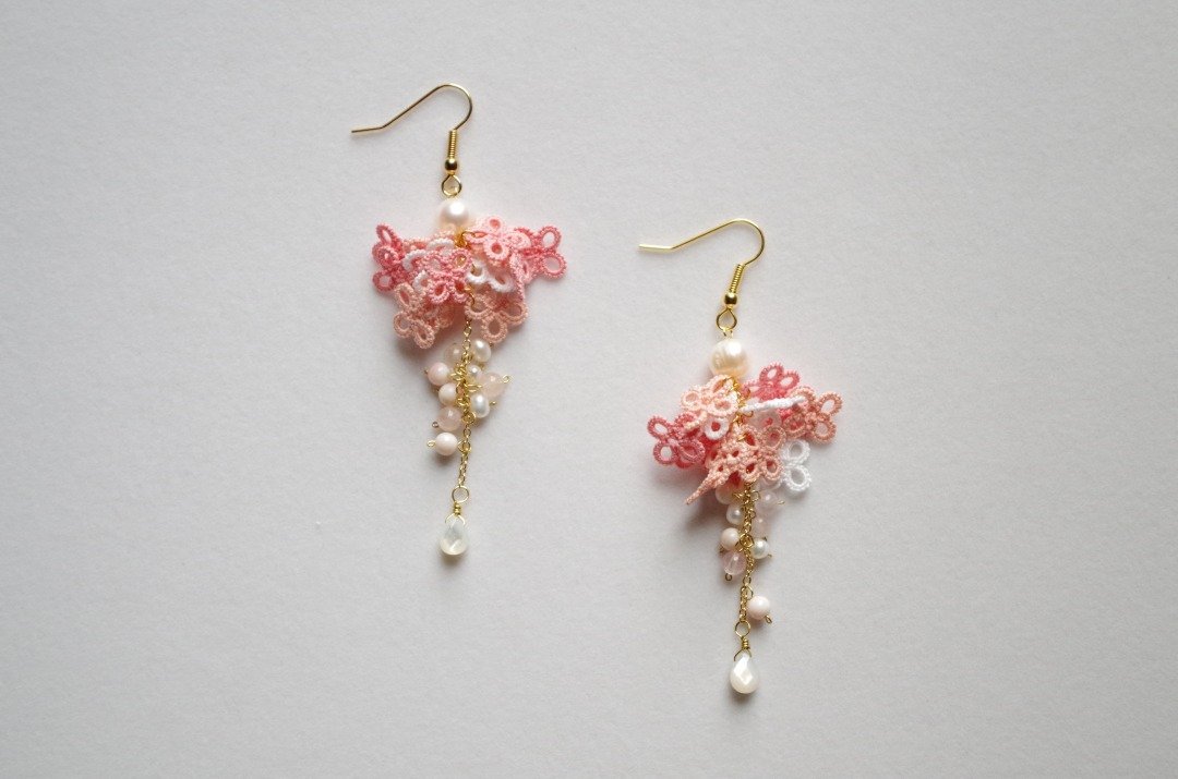 Small Tatting Flower and Bead Earrings・Sakura - 耳环/耳夹 - 棉 粉红色