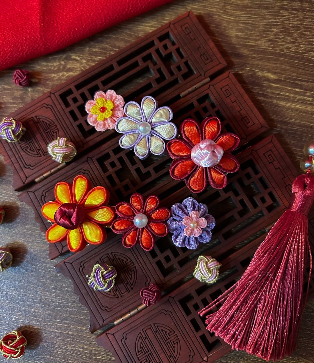 (细工布花 x 中国风) 花纽/盘扣 弹簧发夹 - 发饰 - 其他人造纤维 红色